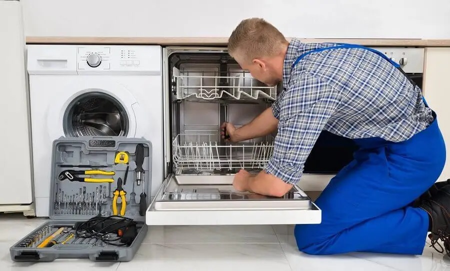 Akhisar Hotpoint servisi teknisyen ekibi beyaz eşya tamiri yaparken